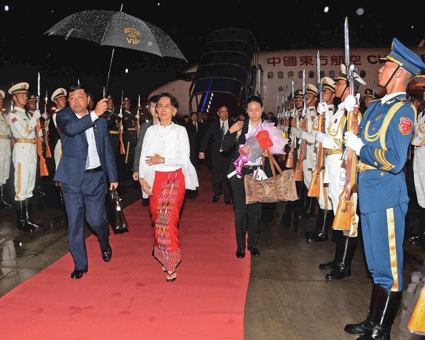 ေဒၚေအာင္ဆန္းစုၾကည္၏ သမုိင္း၀င္ တ႐ုတ္ခရီးစဥ္ စတင္၊ တ႐ုတ္အစုိးရက ေကာ္ေဇာနီခင္း ႀကိဳဆုိ